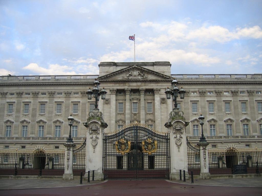 buckingham palace gate 1219265 1024x768 - Secretele Palatelor | Buckingham Palace – Un palat cu aer de poveste