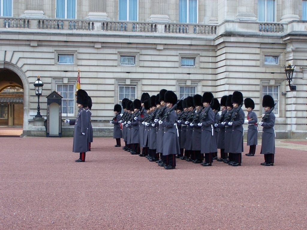 change of the gard buckingham palace london 1430509 1024x768 - Secretele Palatelor | Buckingham Palace – Un palat cu aer de poveste