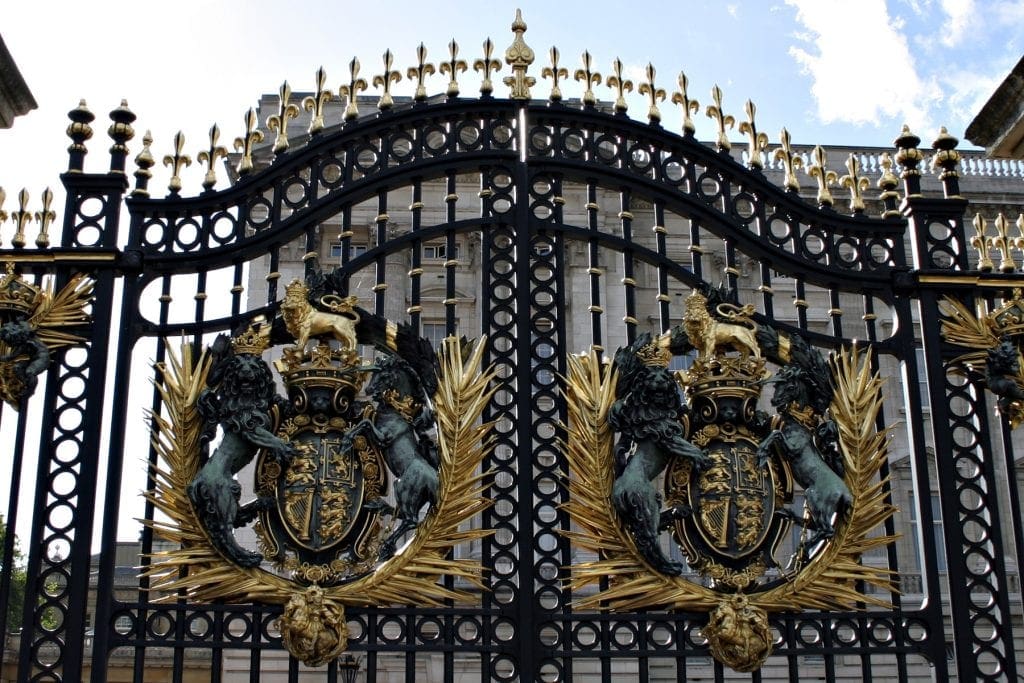 stockvault the gates of buckingham palace102764 1024x683 - Secretele Palatelor | Buckingham Palace – Un palat cu aer de poveste