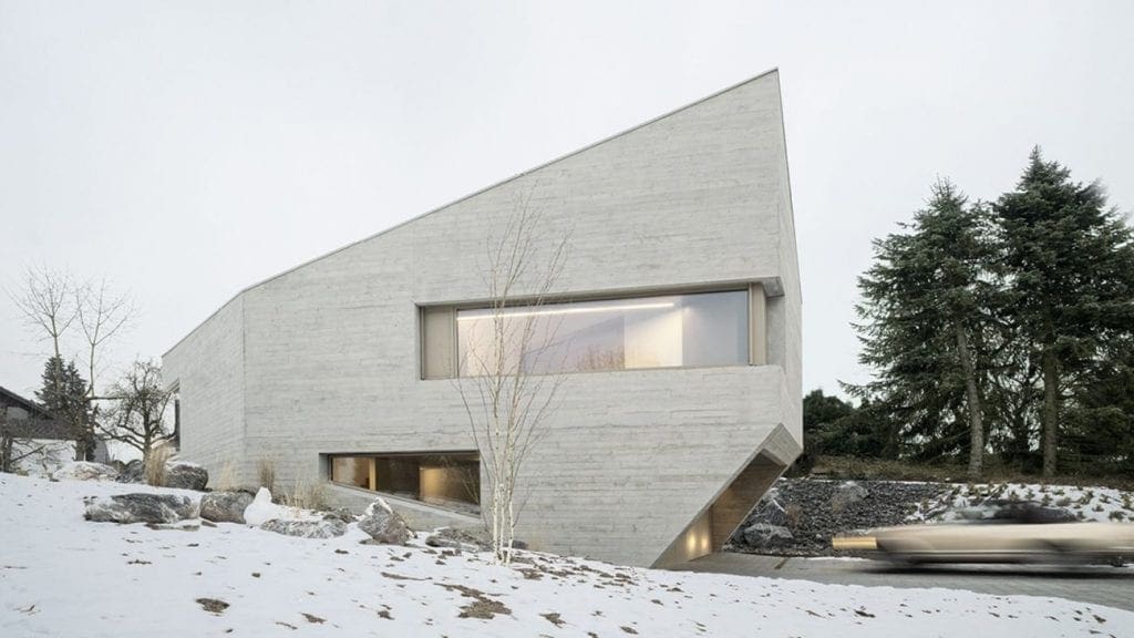 Angular concrete house design 1024x576 - Unconventional Homes: Case din beton cu design neașteptat