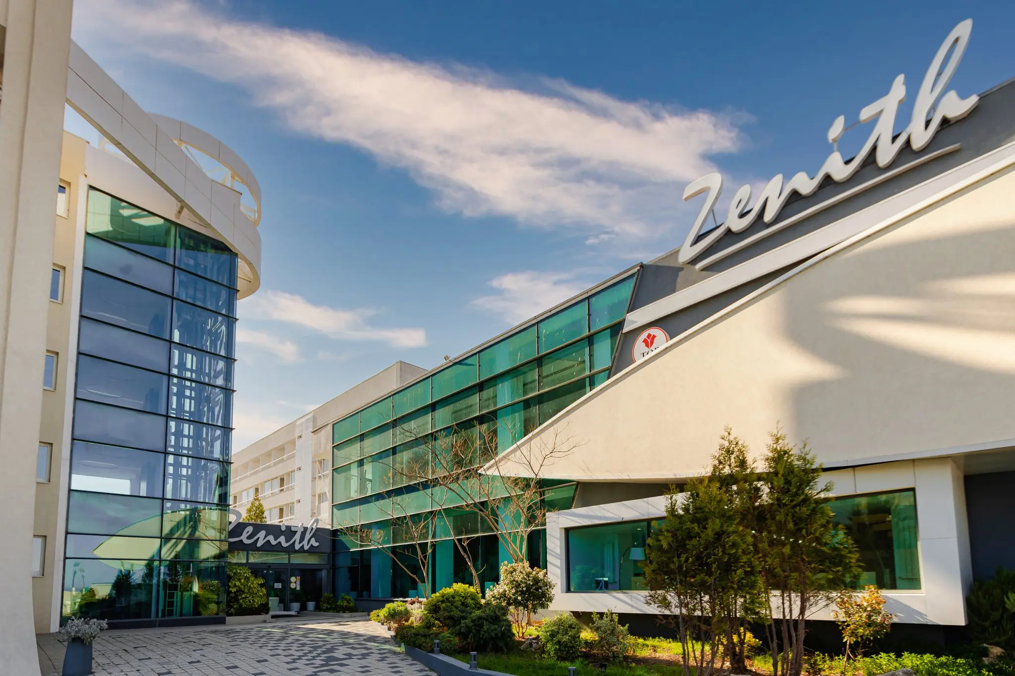 MP225615 scaled - Tranzacție majoră pe litoral: Hotelul Zenith Conference & Spa a fost vândut