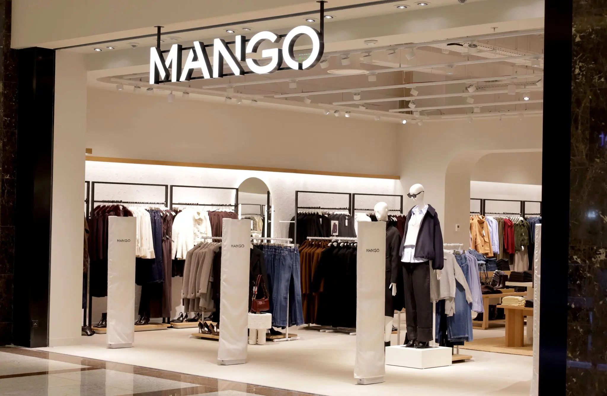 Iulius Mall Suceava Mango 1 scaled - Iulius atrage Mango în mall-ul din Suceava