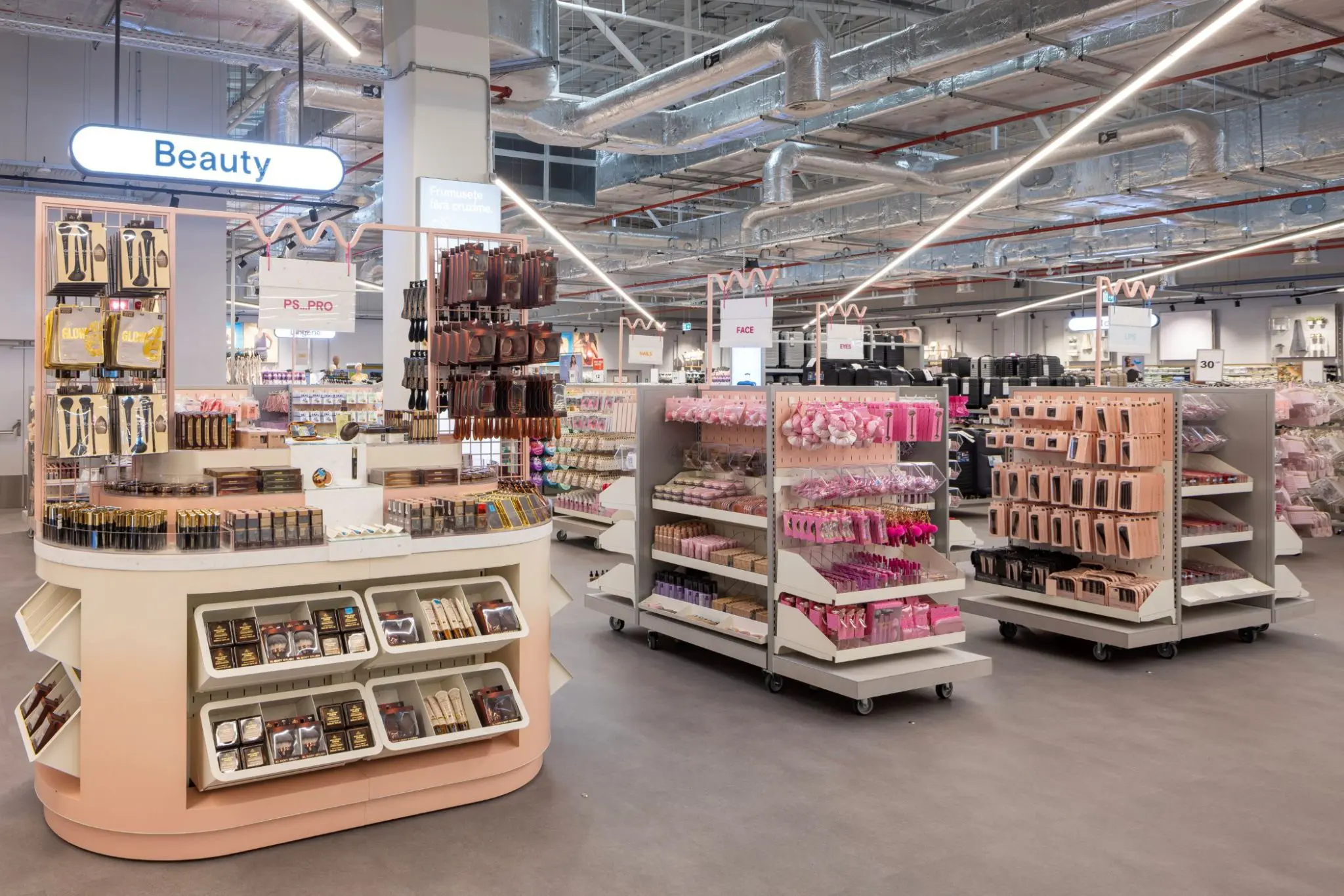 Primark Craiova Beauty scaled - Primark investește 10 milioane de euro și deschide al cincilea magazin din România la Craiova