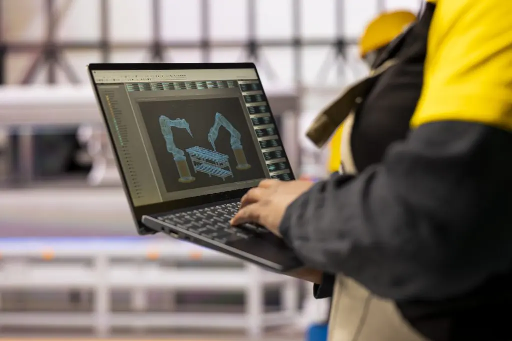 technician managing robotic arms conveyor belts smart manufacturing plant 1024x683 - Dezvoltatorii imobiliari comerciali din Rom&acirc;nia, tot mai deschiși la soluțiile AI