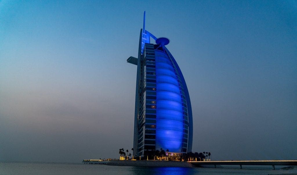 blue burj al arab city lights 1381724 1024x602 - Top: Cele mai luxoase hoteluri din lume