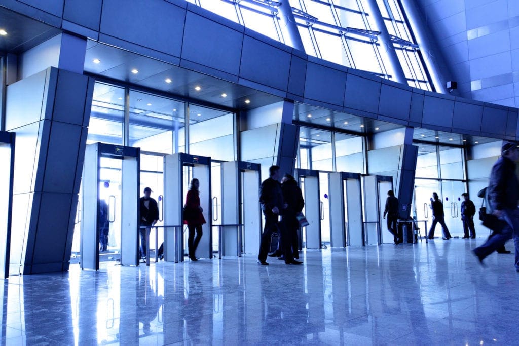 office building security 1024x683 - Adaptarea și creșterea, coordonatele pieței de facility management în 2019