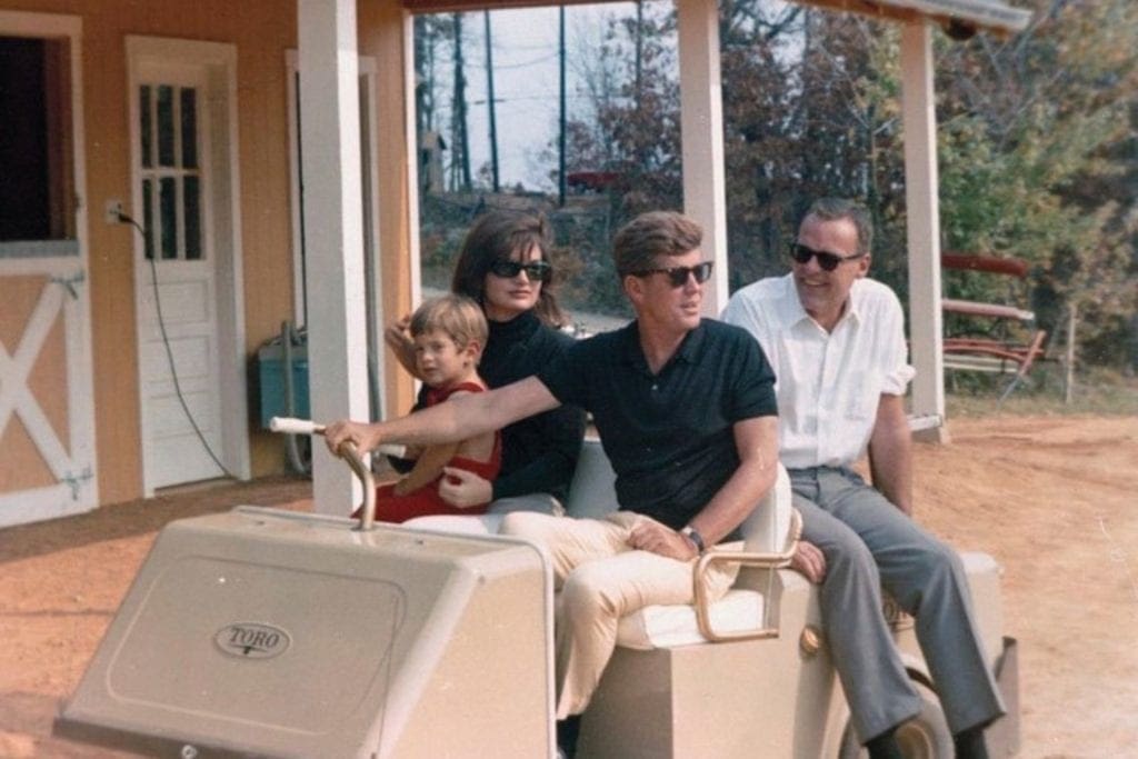 dam images daily 2015 02 ta kennedy john jacqueline kennedy virginia house plans auction 04 copy 1024x683 - Casa din Virginia în care preşedintele John F. Kennedy a petrecut doar trei weekend-uri