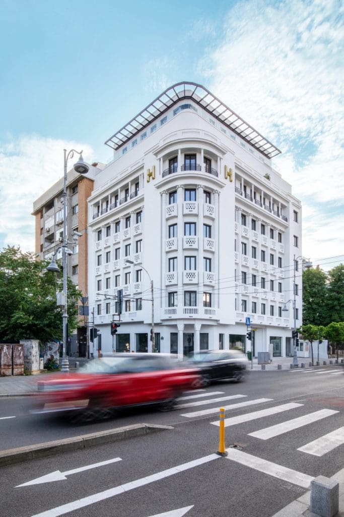 COPERTA 1 H Victoriei 139 credits Sabin Prodan copy 683x1024 - Yitzhak Hagag, cofondator și acționar Hagag Development Europe: „Pentru noi, regenerarea urbană este despre progres și inovație”