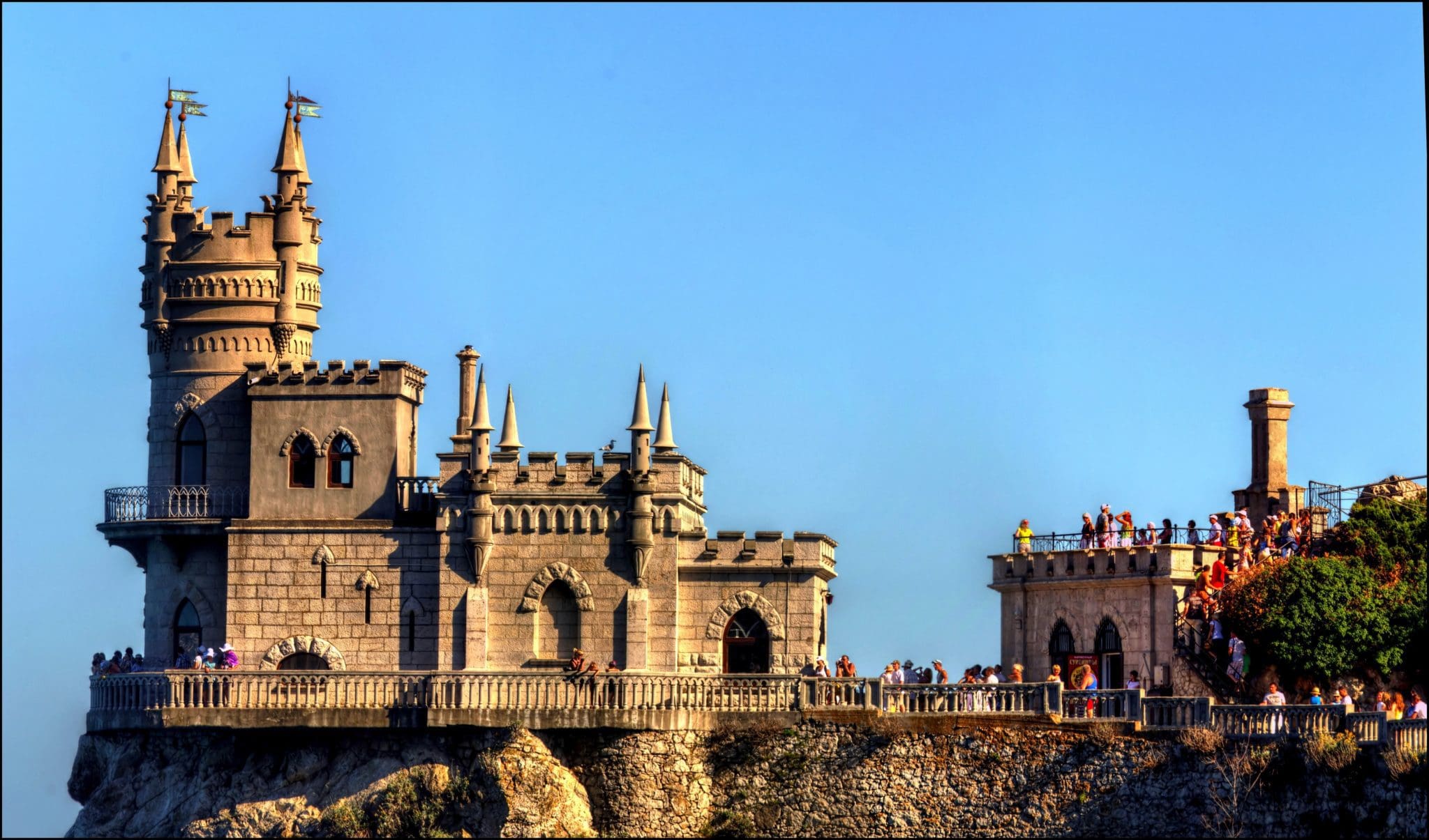 617955544b8bf scaled - Swallow's Nest, castelul care „pluteşte” deasupra apelor Mării Negre