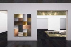 Superfici uniche in metallo copy 300x200 - Modern gallery interior with empty billboard and bench.