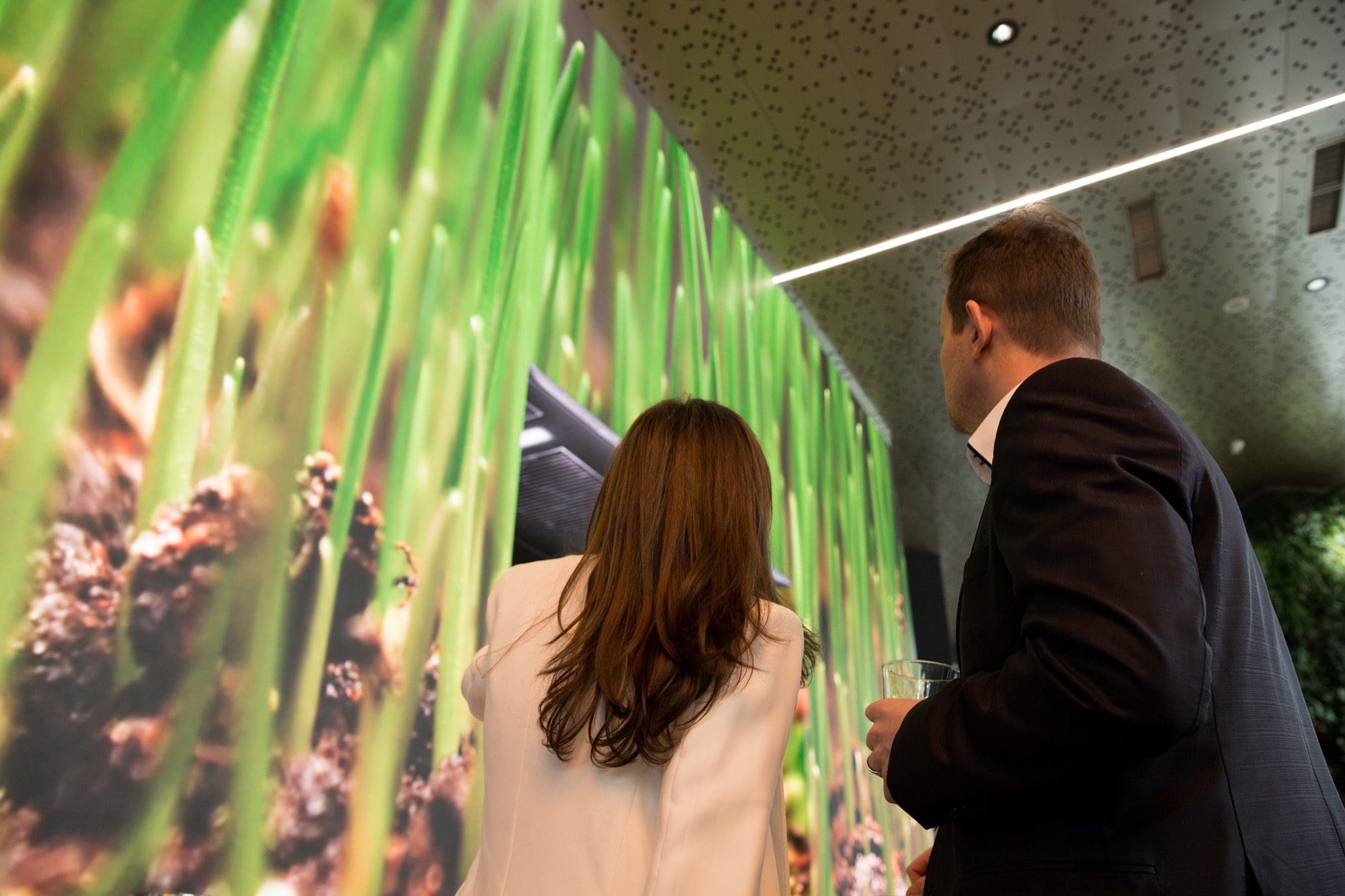 LED Wall Perspective copy - Experiența revenirii la birou, sub semnul activărilor creative și al redesenării spațiilor de lucru