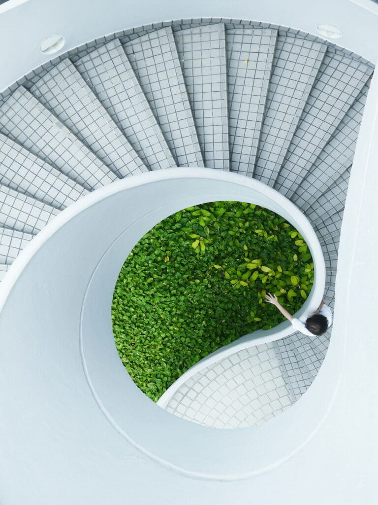 danist soh n 3Pn7Ybe s unsplash 768x1024 - Investițiile în decarbonizare și renovarea clădirilor, efecte pentru următoarele decenii