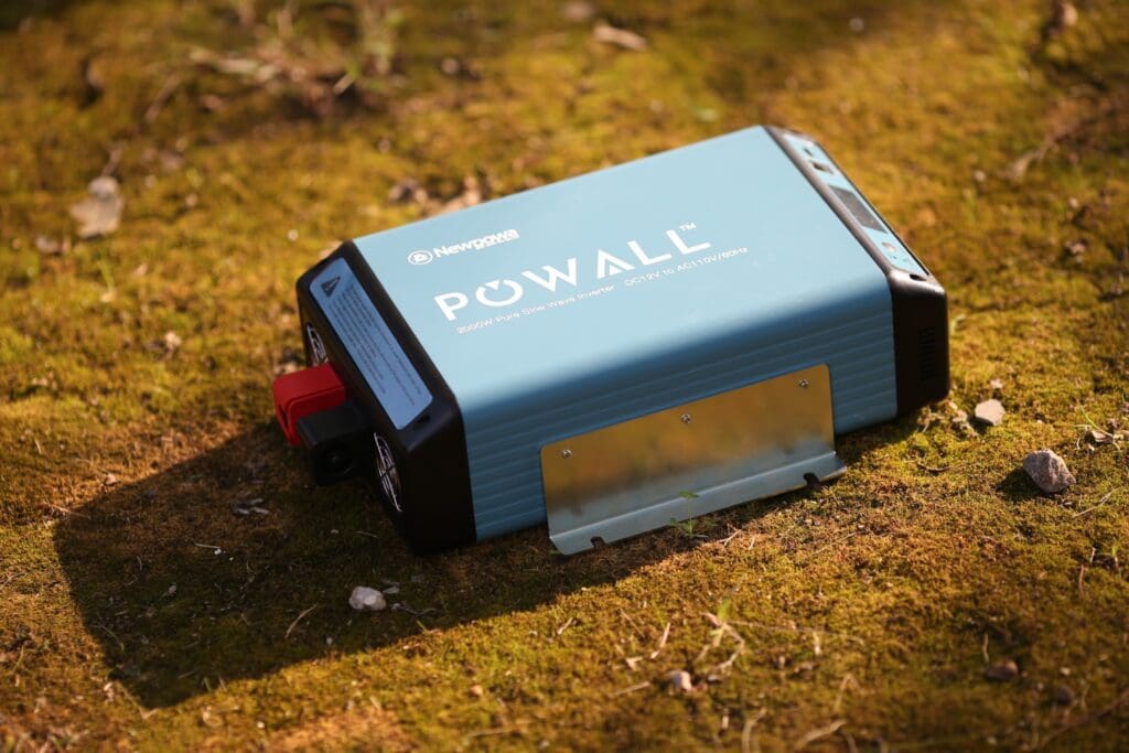 newpowa CkLuVSVTs8 unsplash copy 1024x683 - Numărul din ce în ce mai mare al prosumatorilor ridică tot mai acut problema stocării energiei. Ce trebuie să știm despre bateriile solare