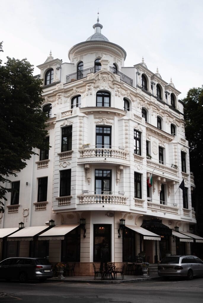 sunny urban landscape copy 685x1024 - Evoluție pozitivă și interes crescut pentru investiții viitoare în piața hotelieră din București